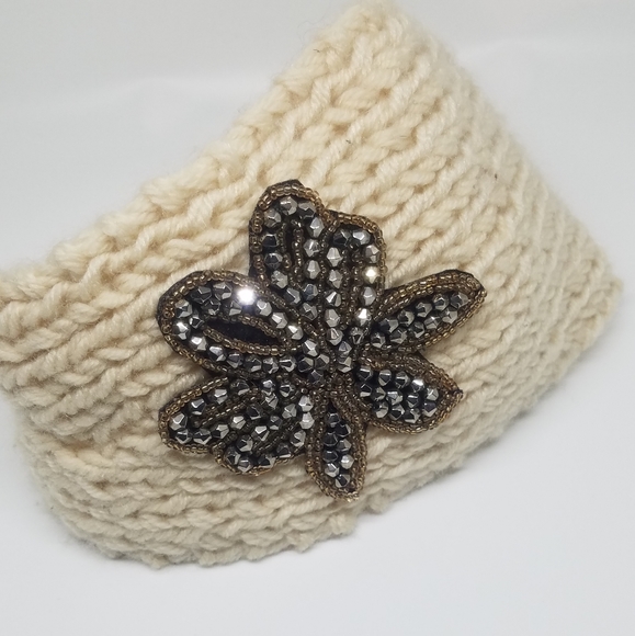 Winter headband with broach - Picture 1 of 6